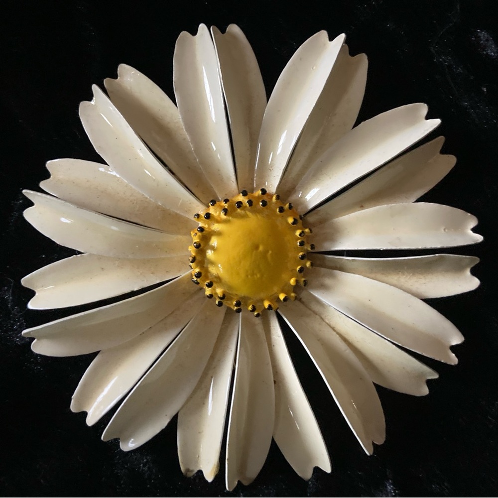 Vintage 60s Daisy brooch.